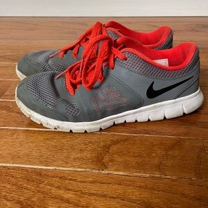 Boys Nike sneakers . Little boy size 2. Good condition